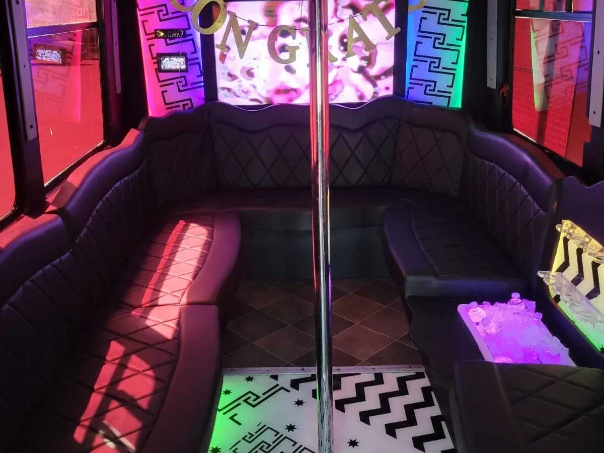 Chevrolet Party Bus (white), pic 3