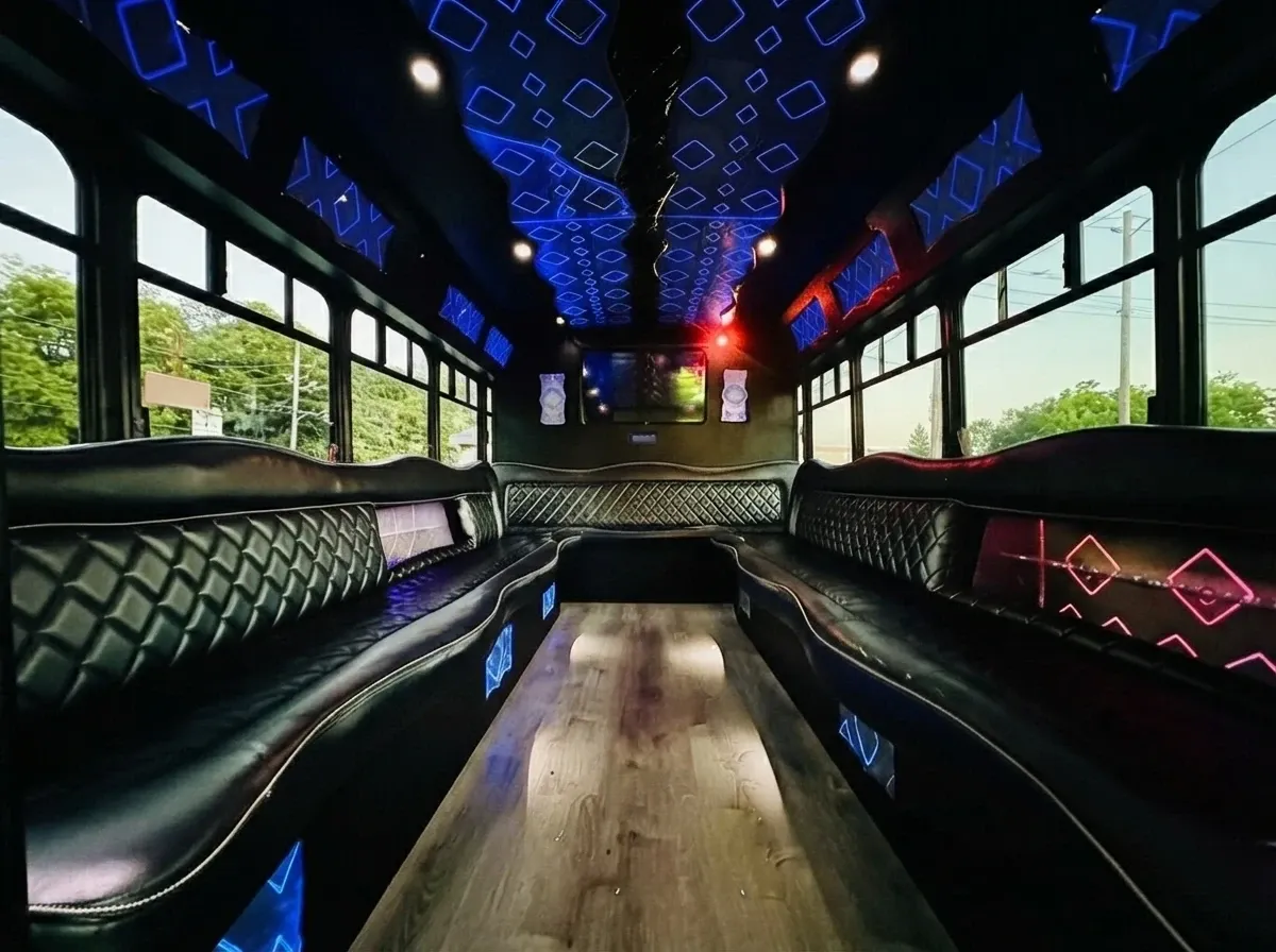 Ford E-450 Series Party Bus (white), pic 2