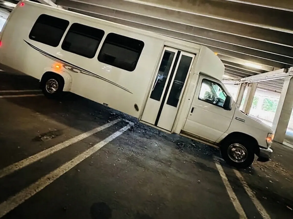Ford E-450 Series Party Bus (white), pic 6