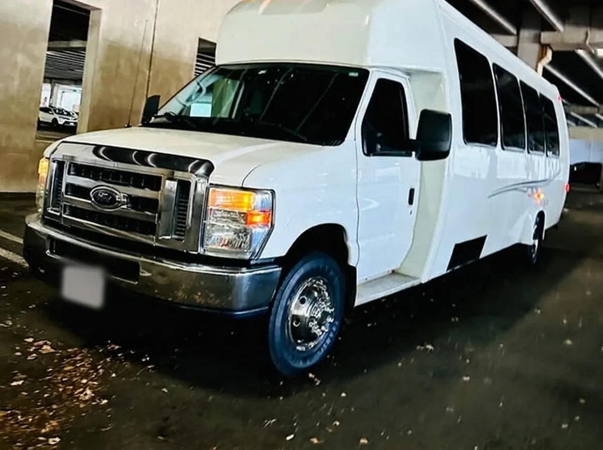 Ford E-450 Series Party Bus (white), pic 2