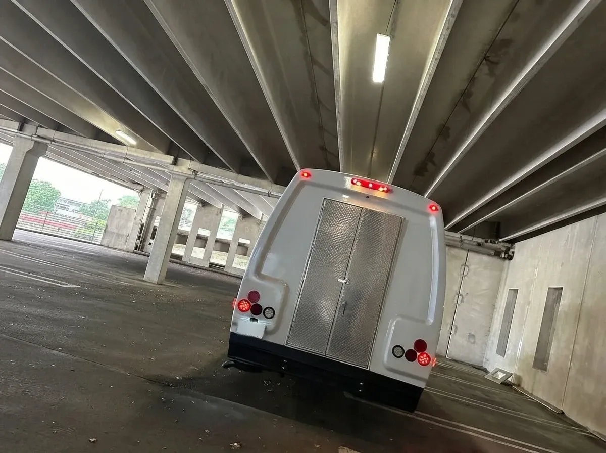 Ford E-450 Series Party Bus (white), pic 11