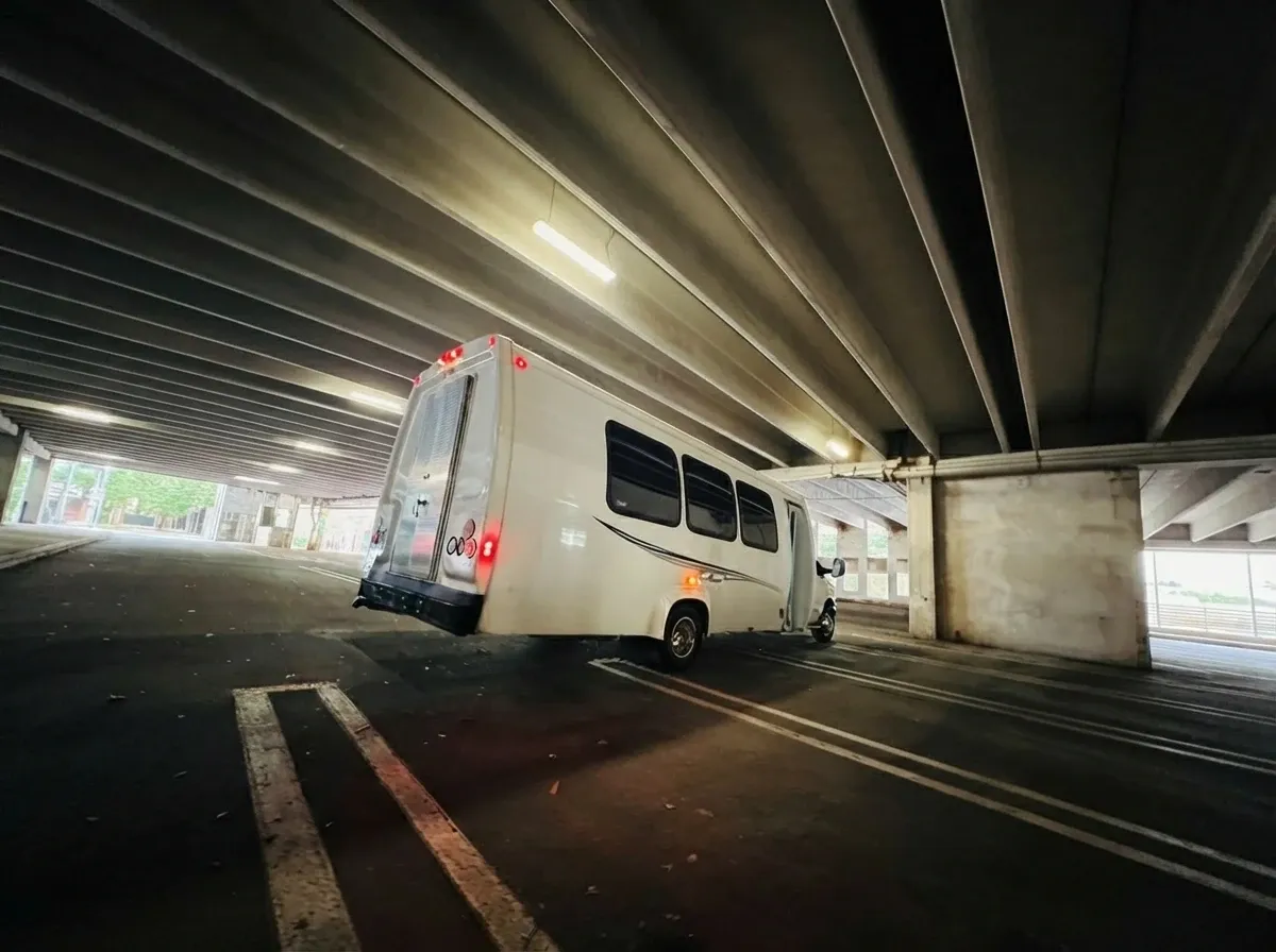 Ford E-450 Series Party Bus (white), pic 4