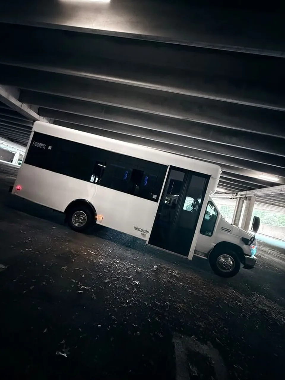 Ford E-450 Series Party Bus (white): full view, pic 6
