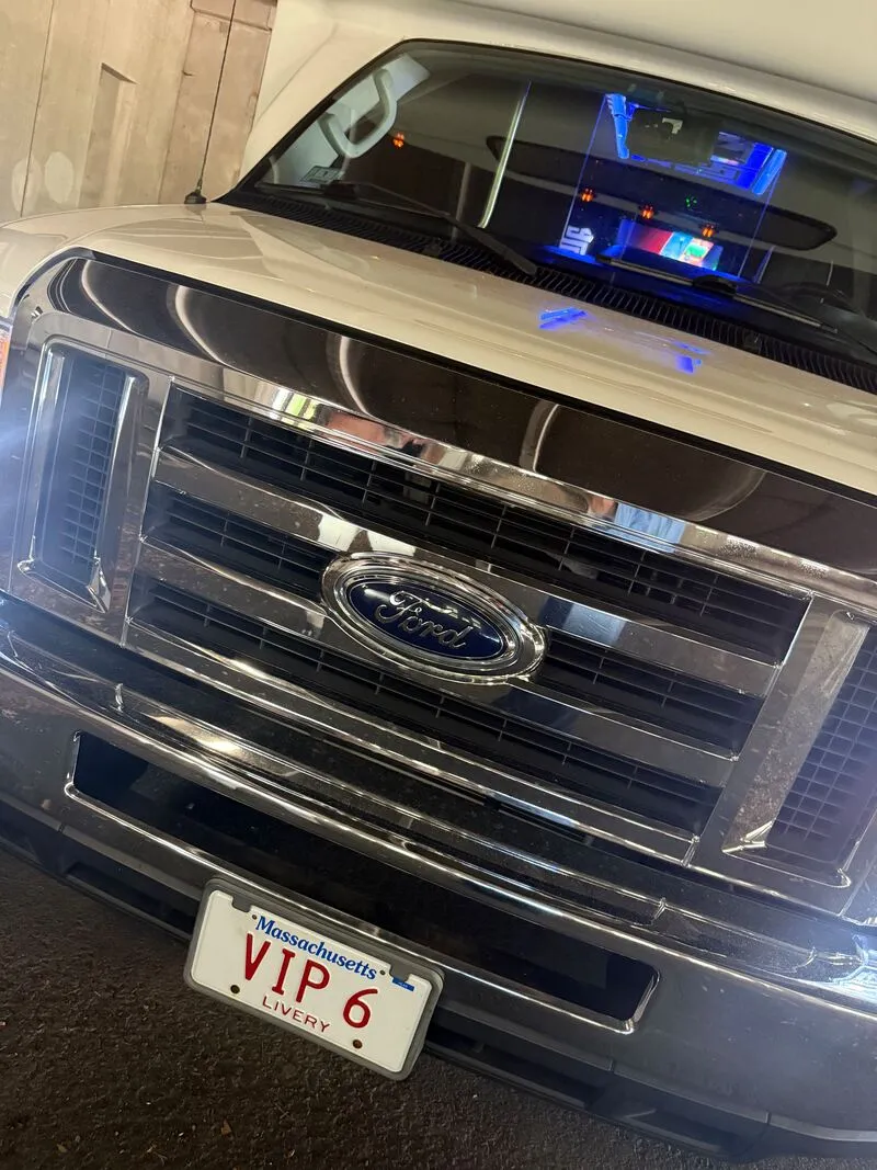 Ford E-450 Series Party Bus: closer look, pic 7