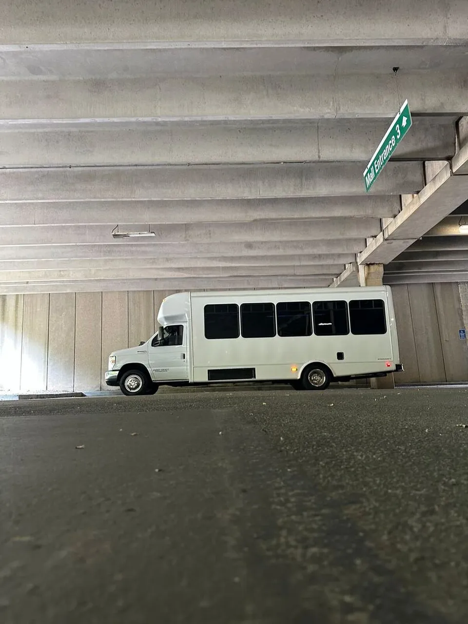 Ford E-450 Series Party Bus (white): full view, pic 9