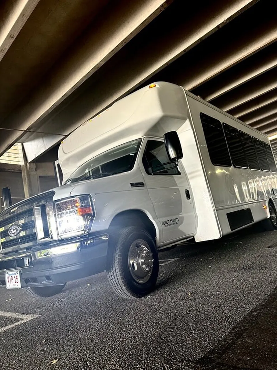 Ford E-450 Series Party Bus (white): full view, pic 8