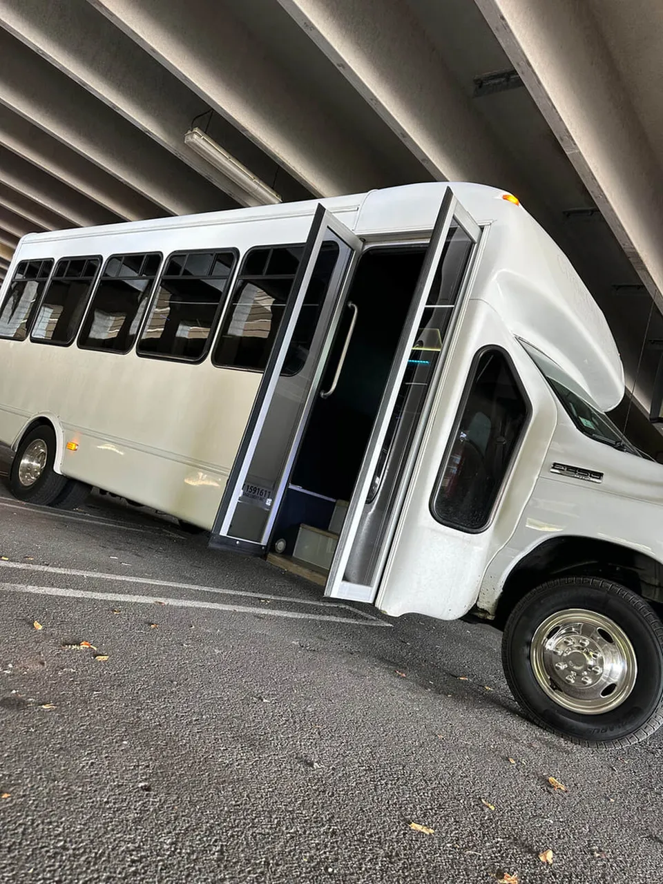 Ford E-450 Series Party Bus (white): full view