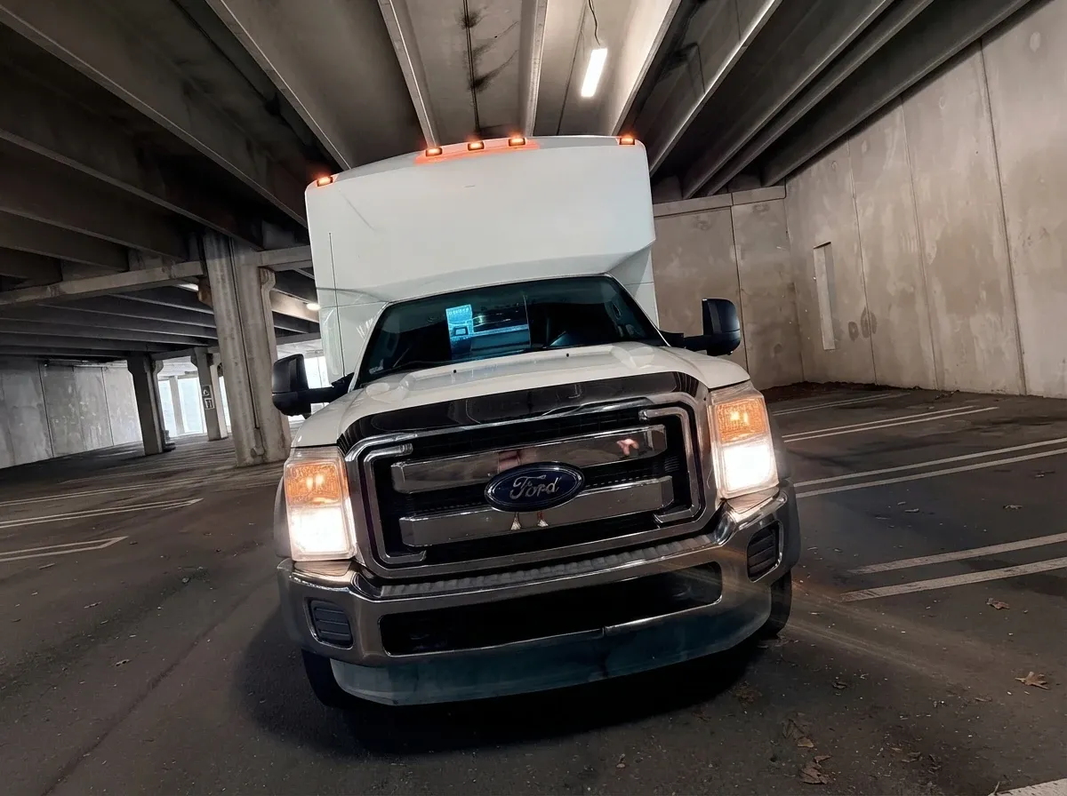 Ford F-550 Party Bus (white), pic 5