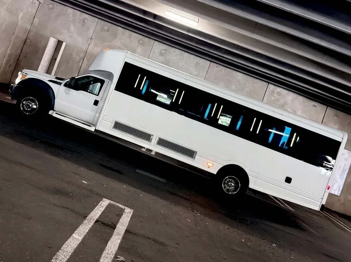 Ford F-550 Party Bus (white), pic 3