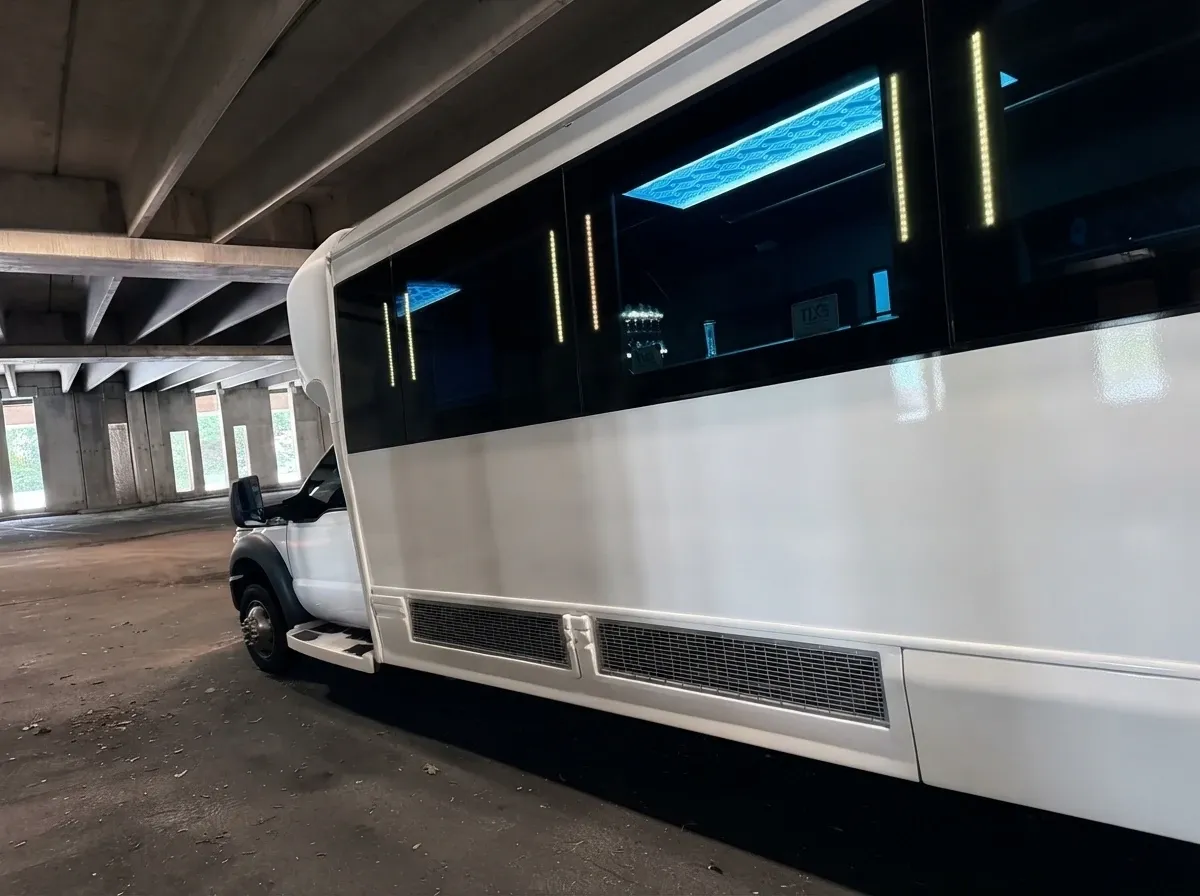 Ford F-550 Party Bus (white), pic 10