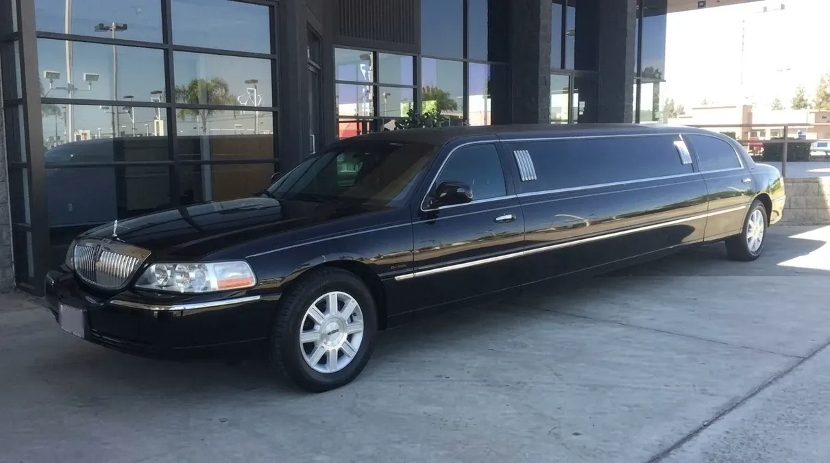 Lincoln Town Car Limousine (black) for party bus rental for booking Lincoln Town Car Limousine (black) for party bus rental for booking