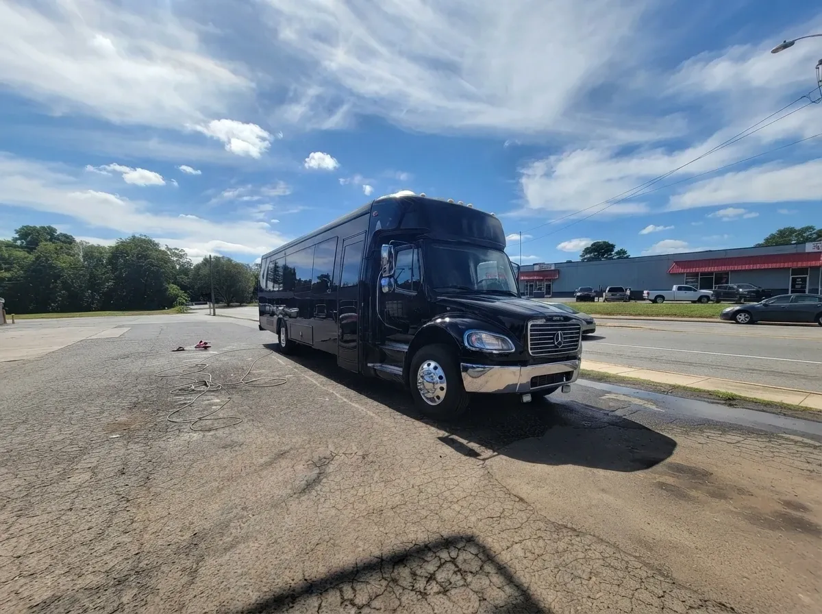 Mercedes-Benz Party Buses Mercedes-Benz Party Buses (black) for booking