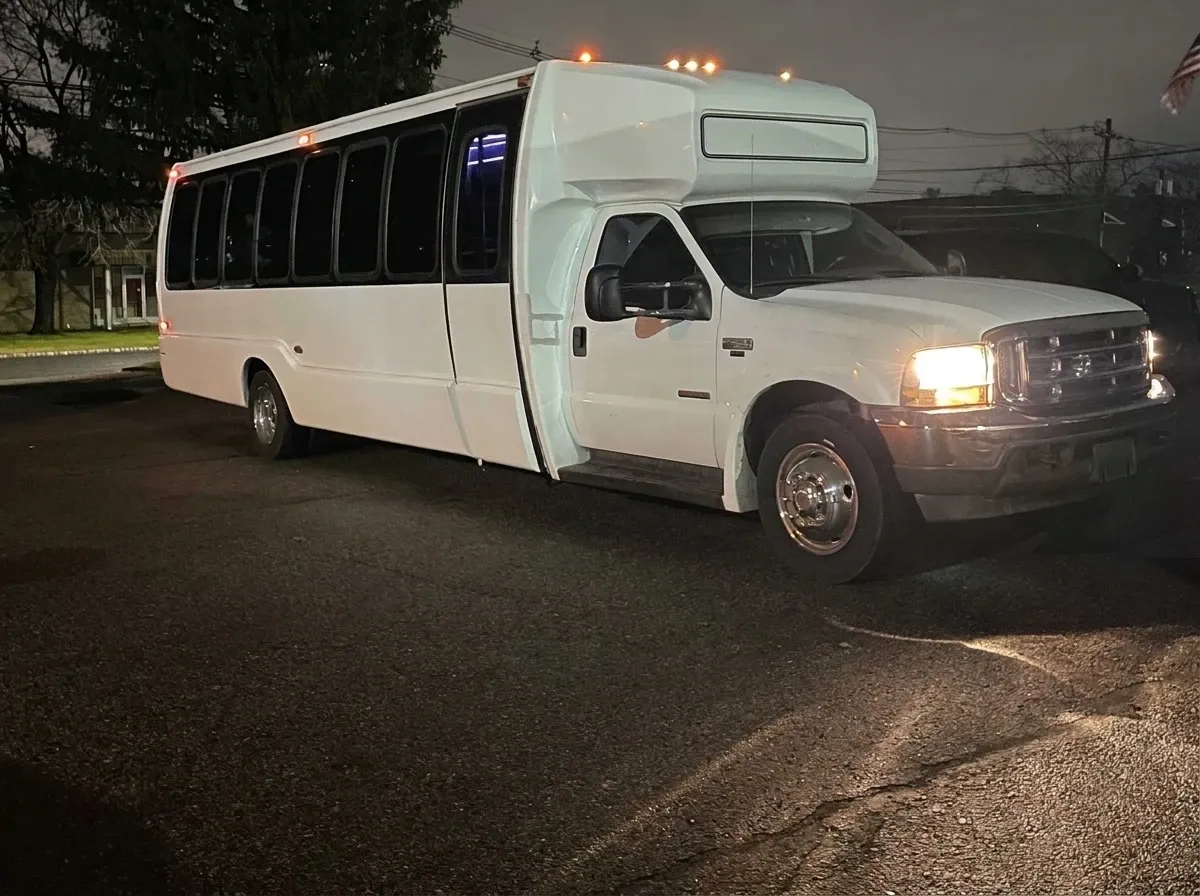 30 Passenger Party Bus (white), pic 2