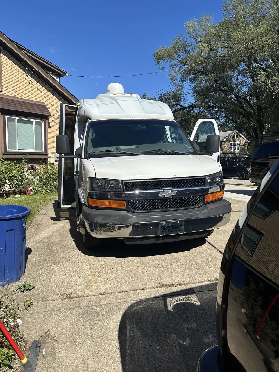 Small Party Bus (white): full view